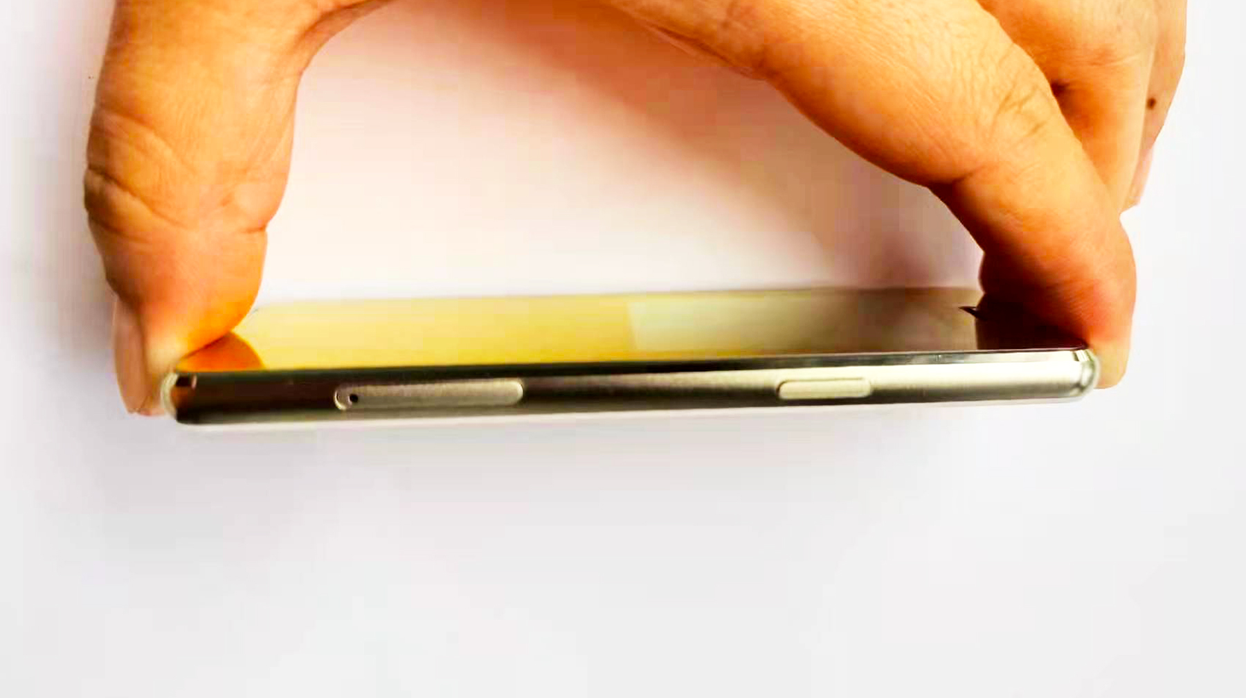 金属加全触控按键设计，这台国产小众直板机，拿在手里像一面镜子