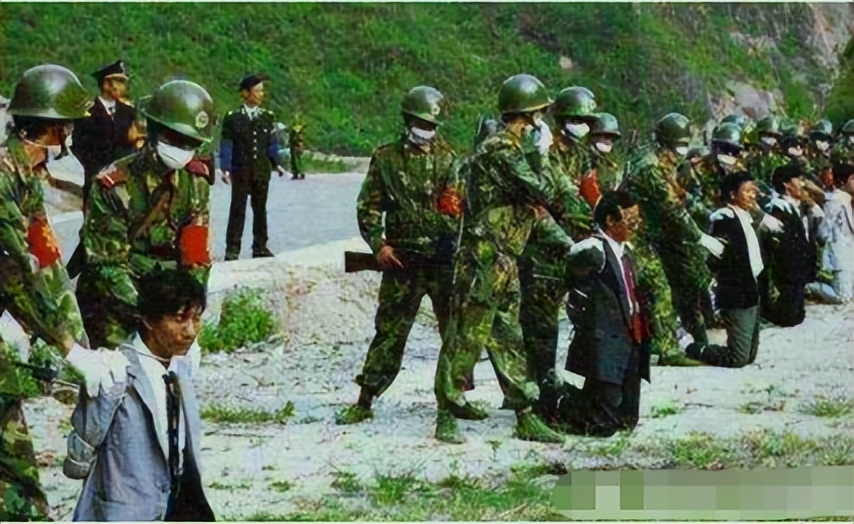 新中国第一悍匪张君，八个*妇情**帮助他犯案，他到底有何魅力？