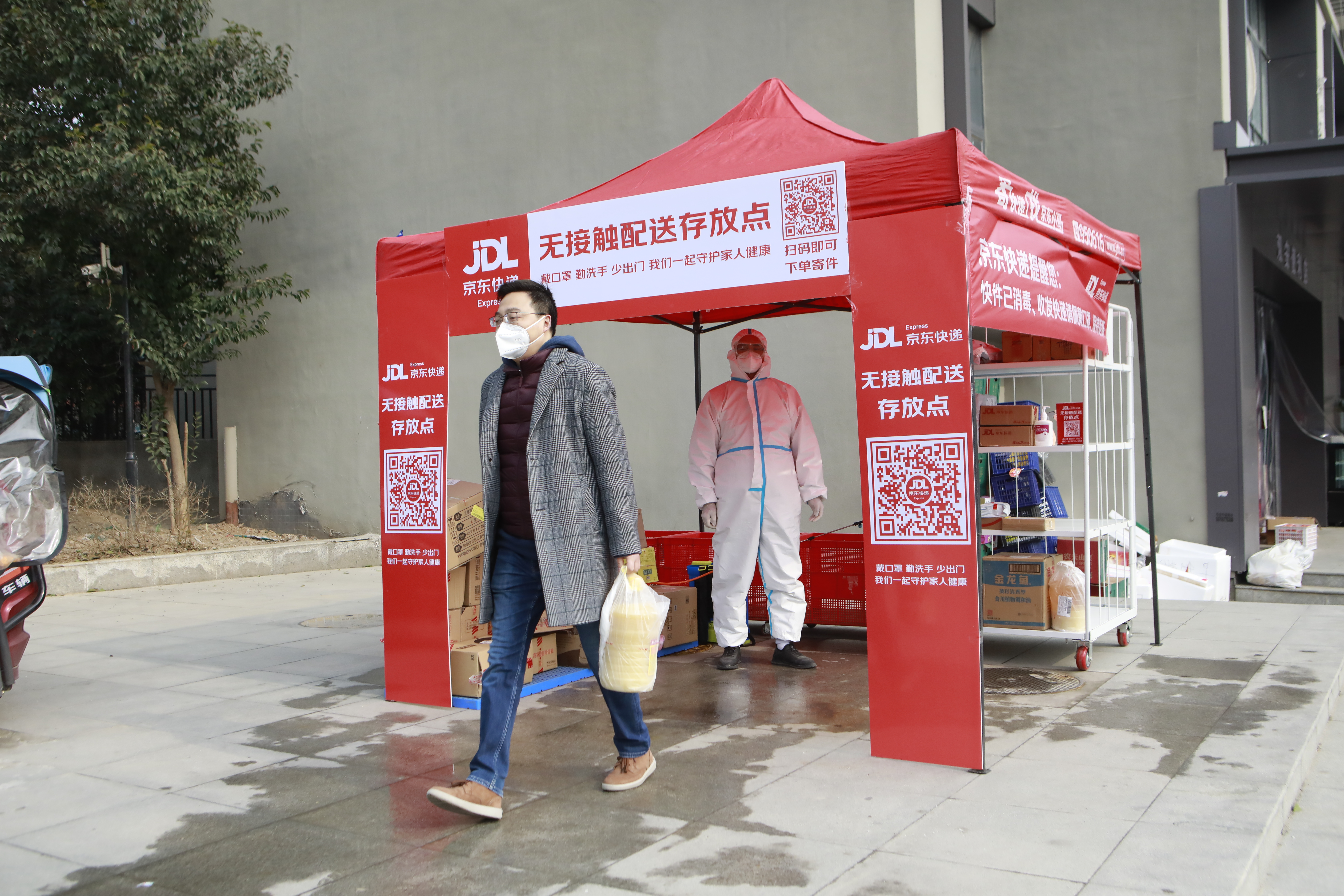 西安有序推动“重启”京东小哥化身“大白”无接触配送