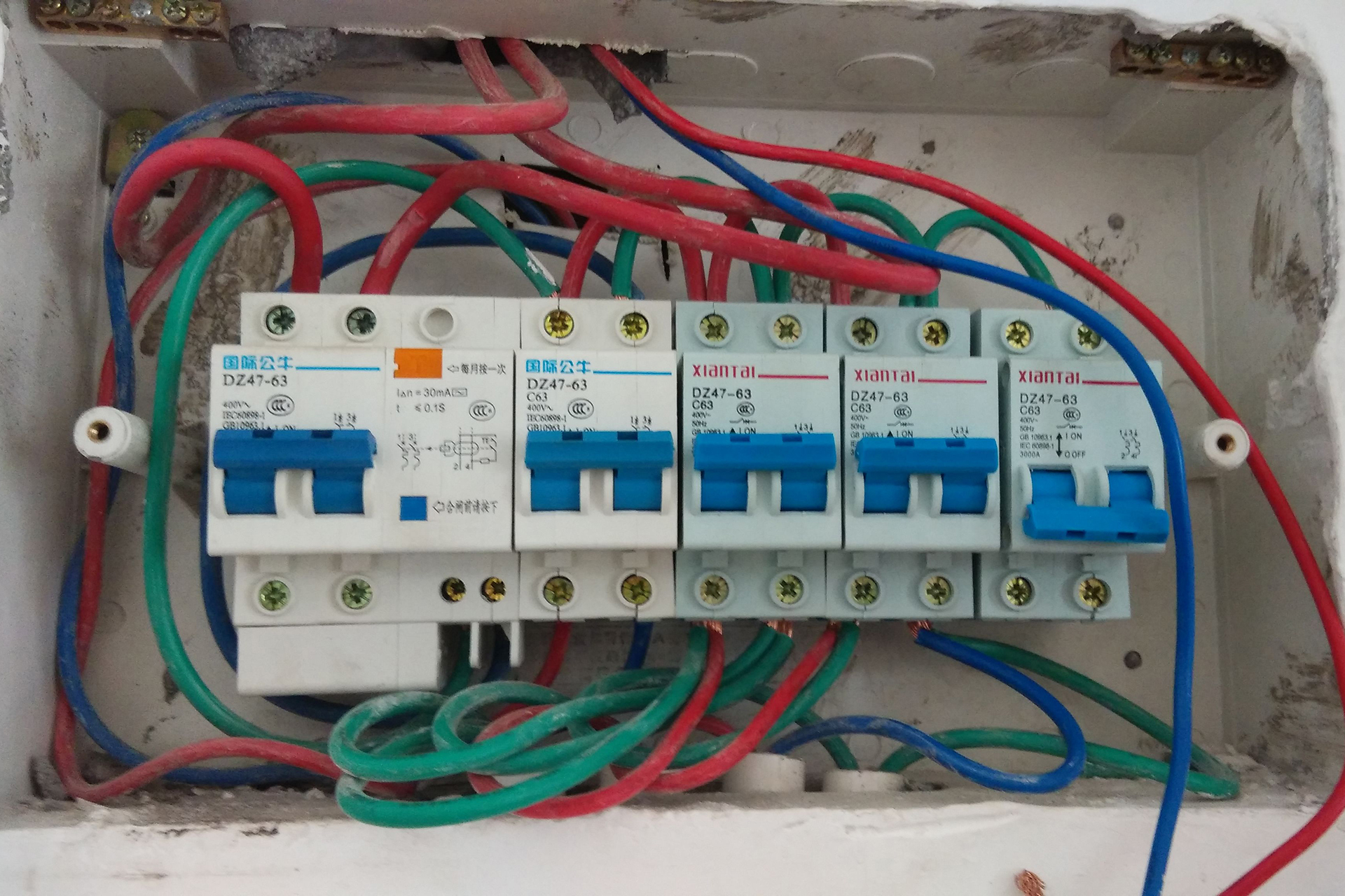 家庭电路开关跳闸原因,家中总开关跳闸的原因和解决方法