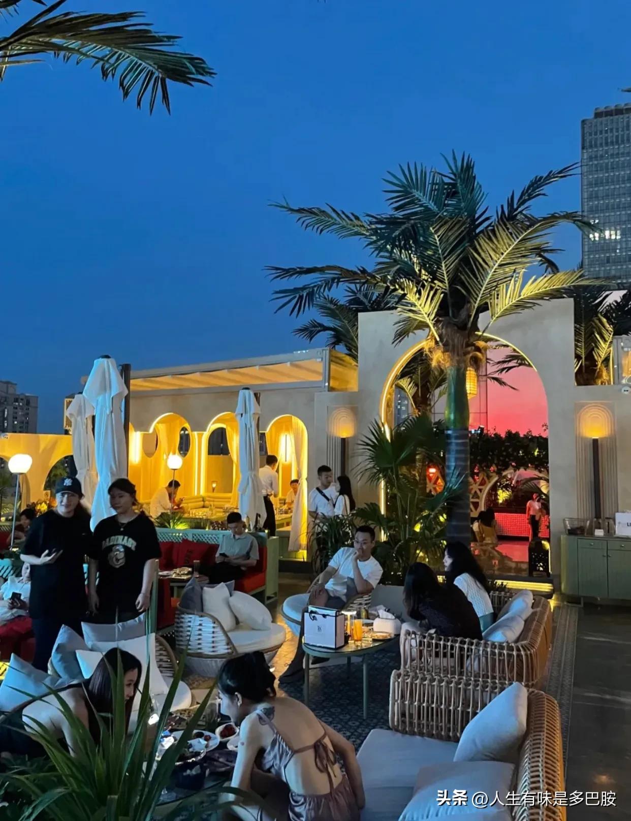 新手去酒吧如何跟女孩互动,如何在酒馆里被人搭讪