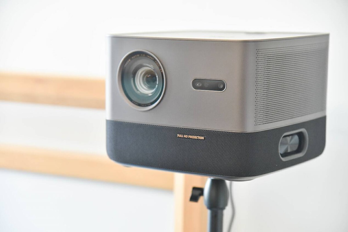 有它，挤啥电影院？AOCL1智能投影实测：2500ANSI流明+帝瓦雷调音