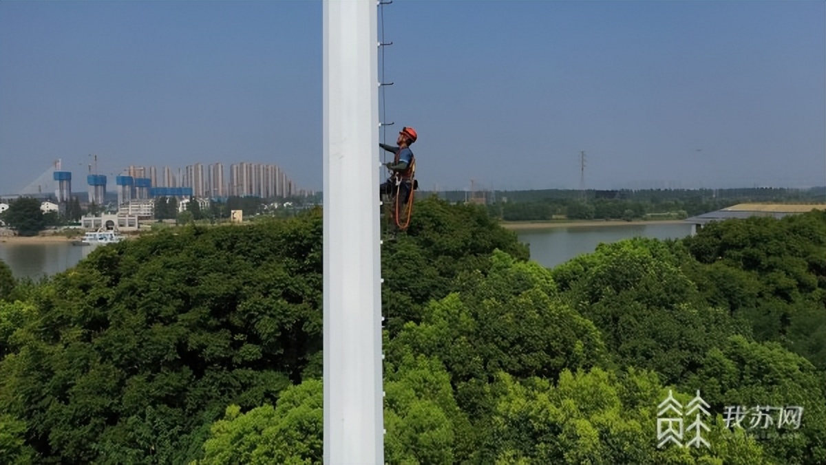 高温下的坚守建筑工人全身湿透,高温下的坚守致敬烈日下的建设者