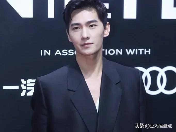 杨洋全黑造型亮相稳重优雅,杨洋从校草的蜕变