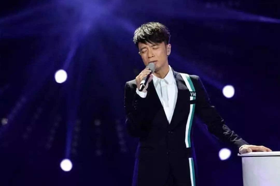 为还每月60万的房贷，54岁李克勤频上综艺，酒桌上被灌酒显疲态