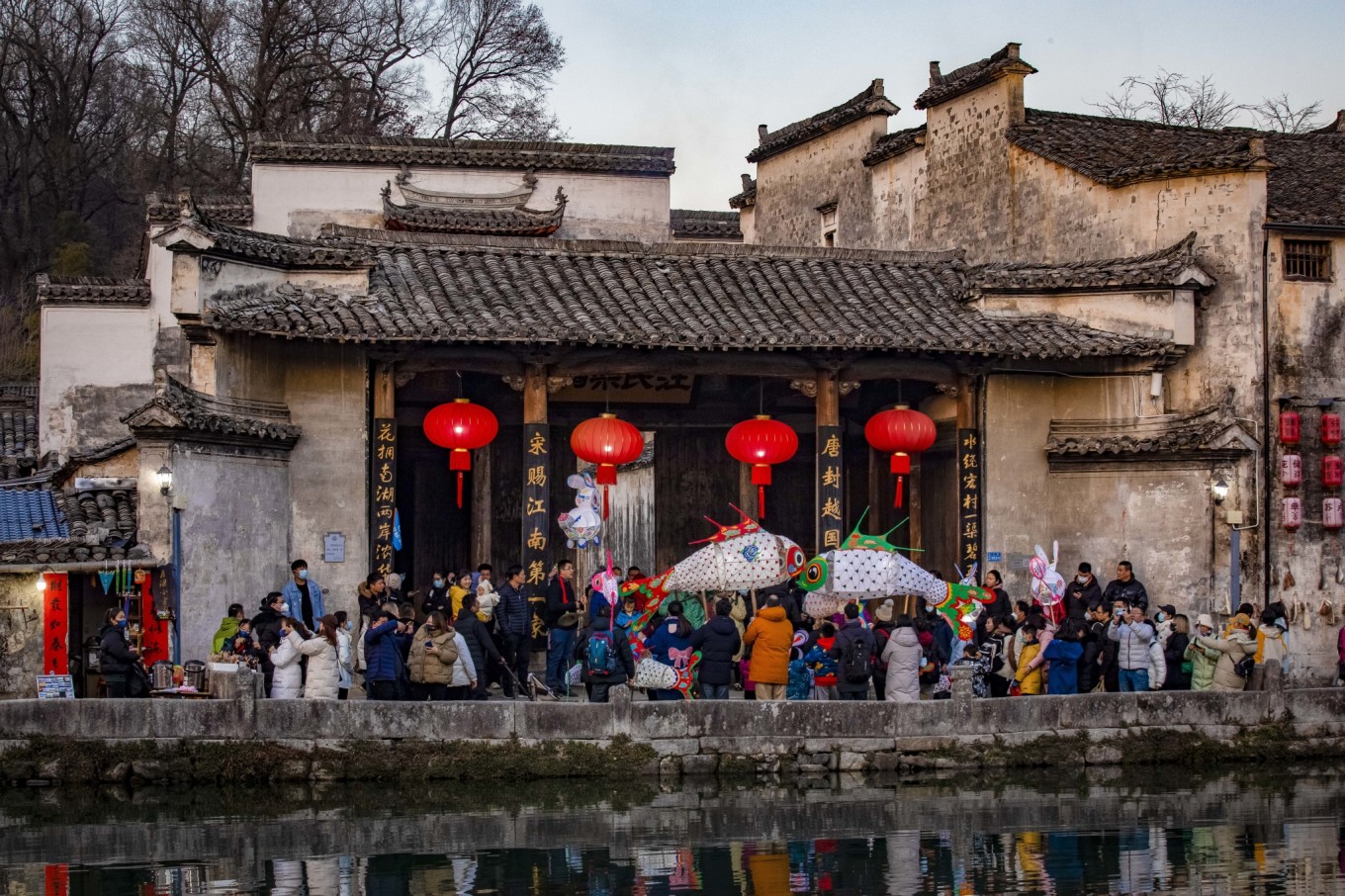 在宏村绘制花灯,安徽宏村夜晚花灯