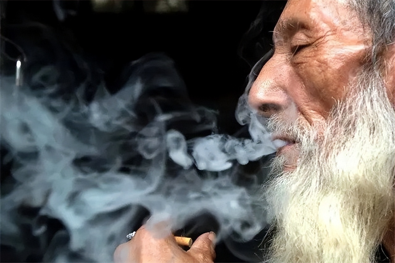 李继胜：87岁的他当“裸模”20年，与24岁女孩同住，子女都不来往