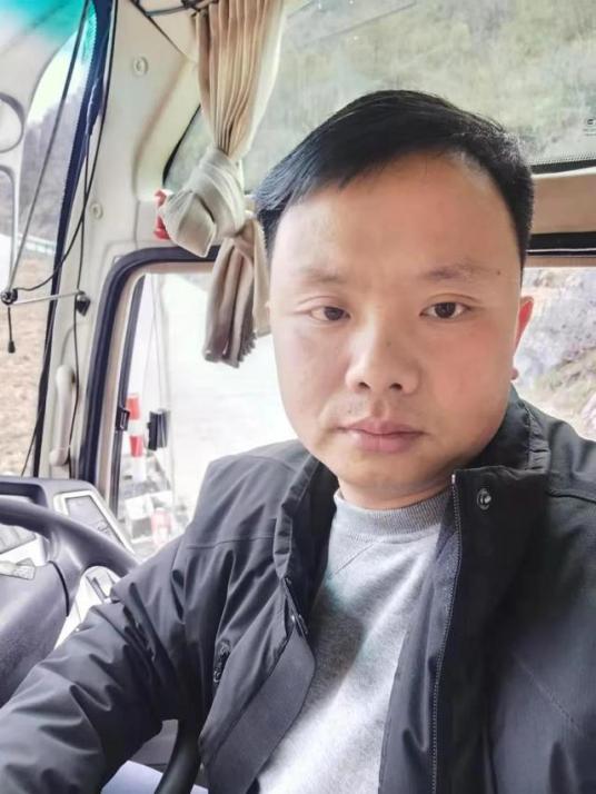 客运司机连续13年为村民带货,乡村公交车司机帮村民带货