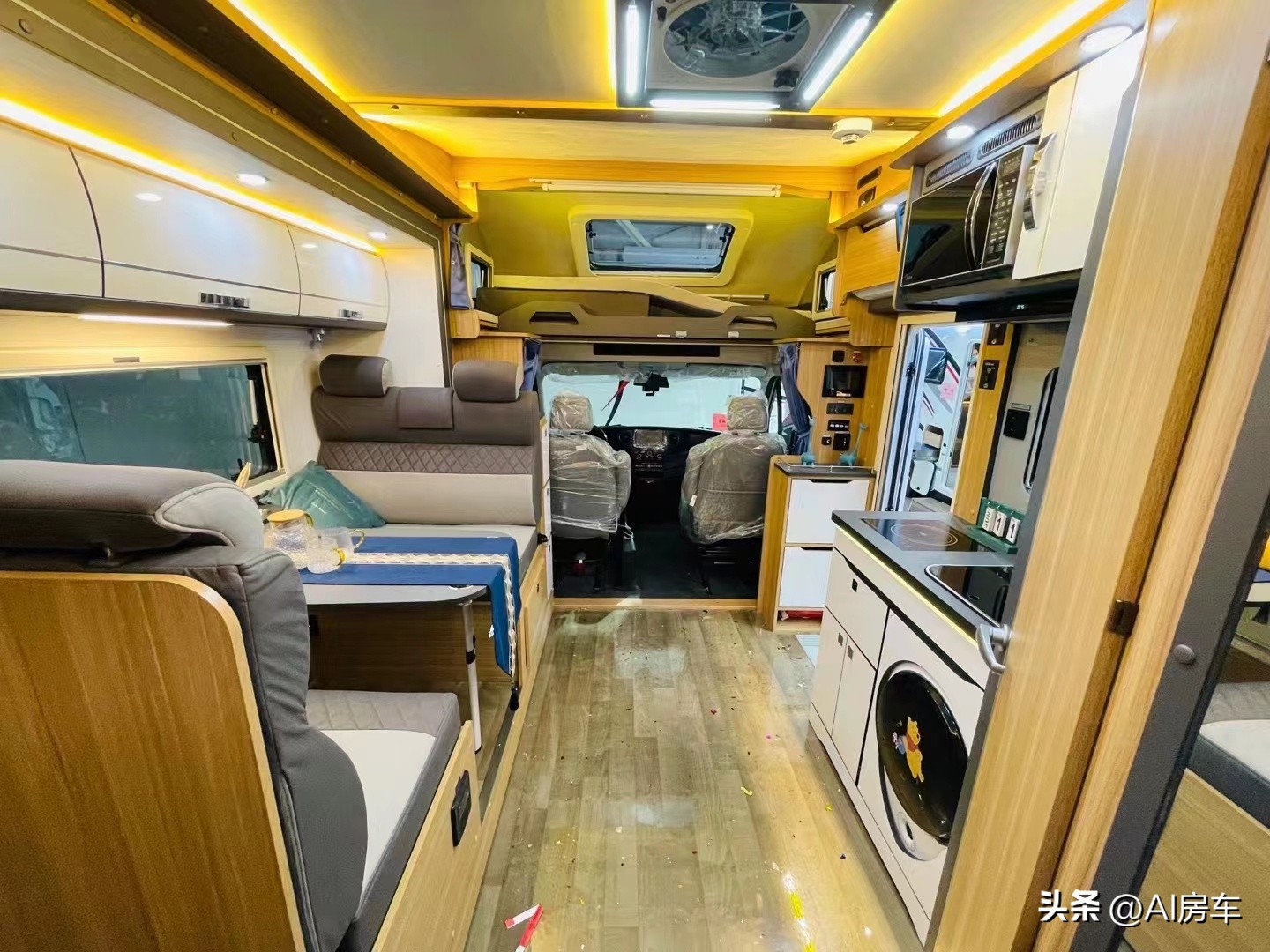 轻卡超大太阳能房车,800瓦太阳能配多大电池