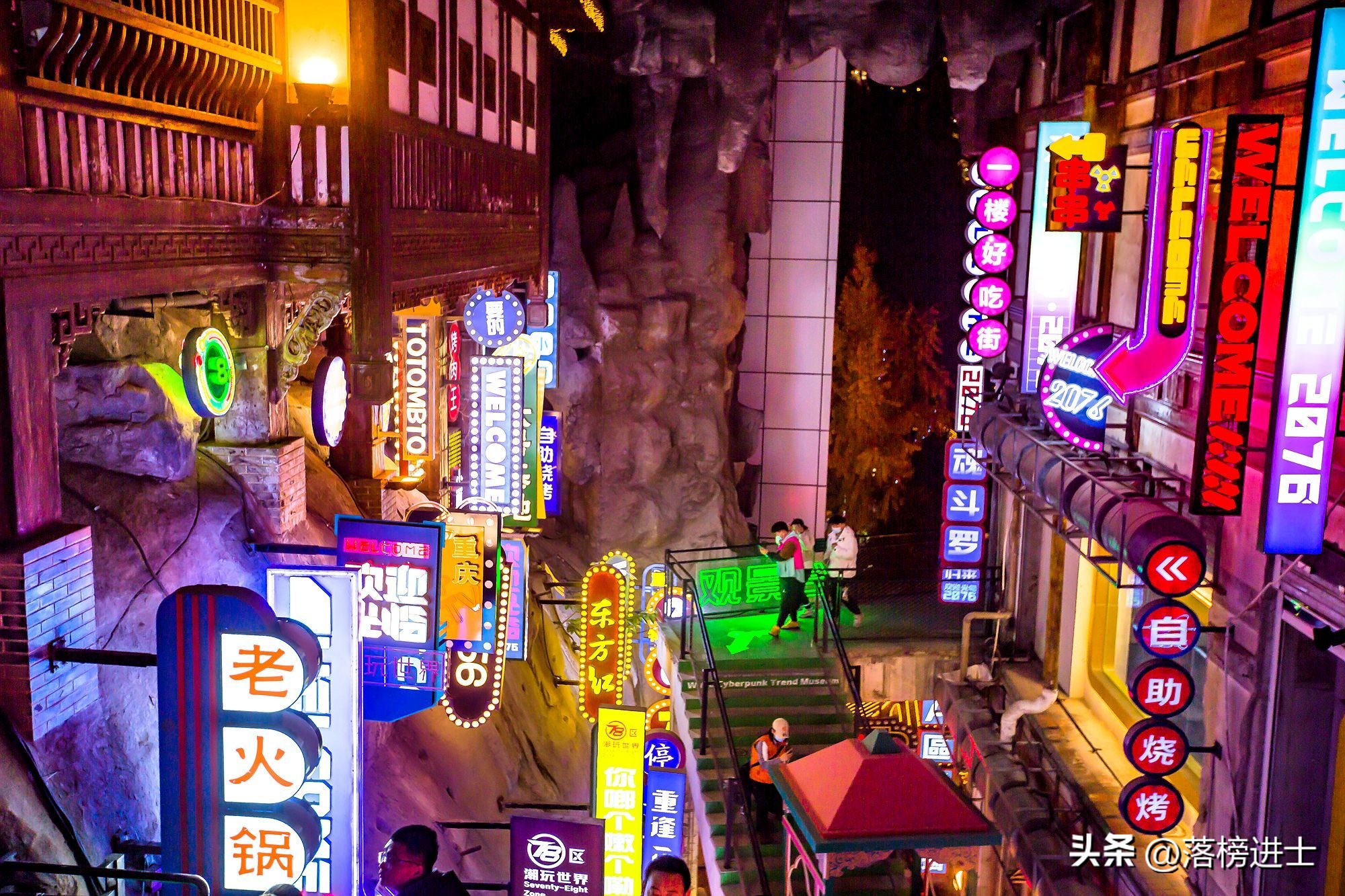 跟着我打卡最红地标重庆洪崖洞,打卡古重庆城门之一洪崖洞