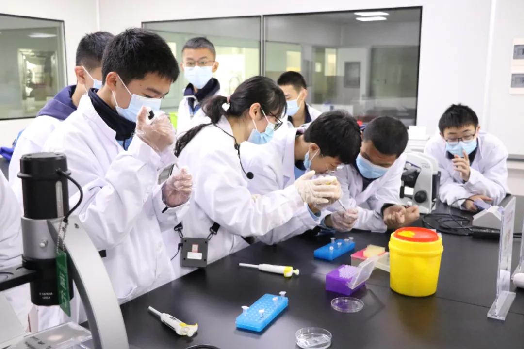 干细胞的生命守护之旅！长郡学子打卡中南源品干细胞科技园