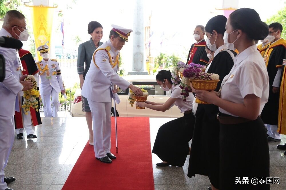 泰国国王携王后为法政大学毕业生颁发学位证