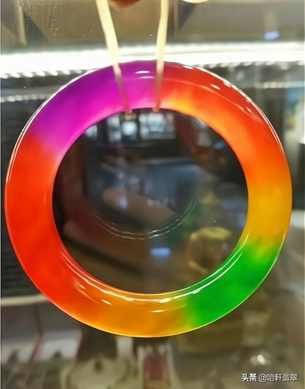 彩虹翡翠欣赏,清代末期糯冰种翡翠手镯