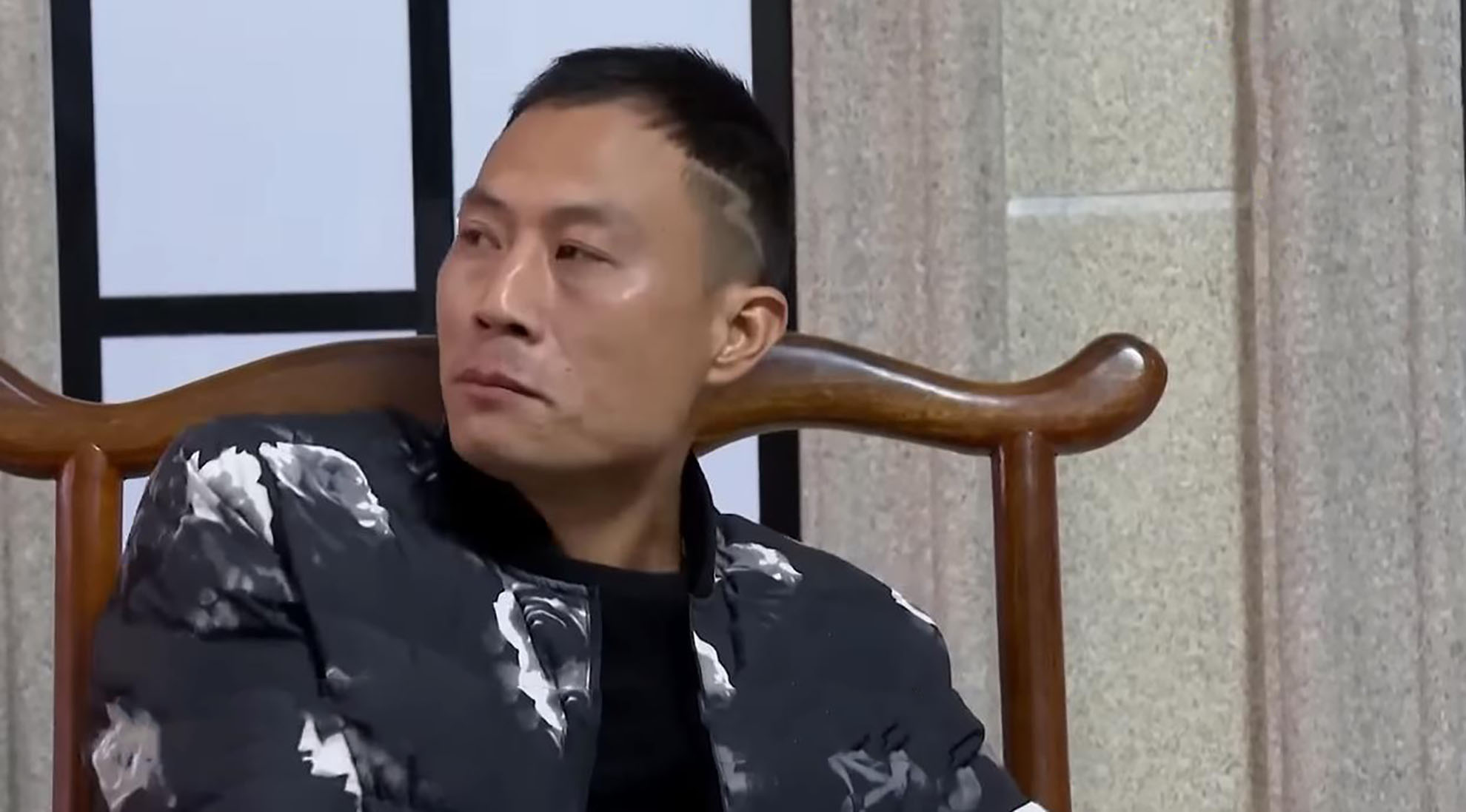 丈夫投资失败妻子摆摊还债,丈夫向妻子娘家借钱创业