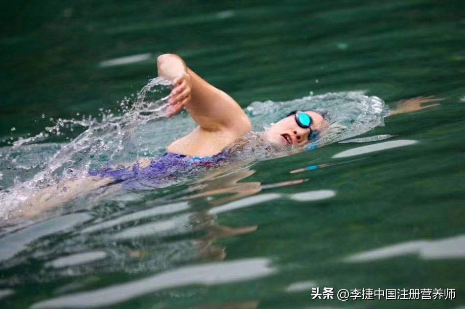 自由泳视频教学慢镜头,自由泳视频自学