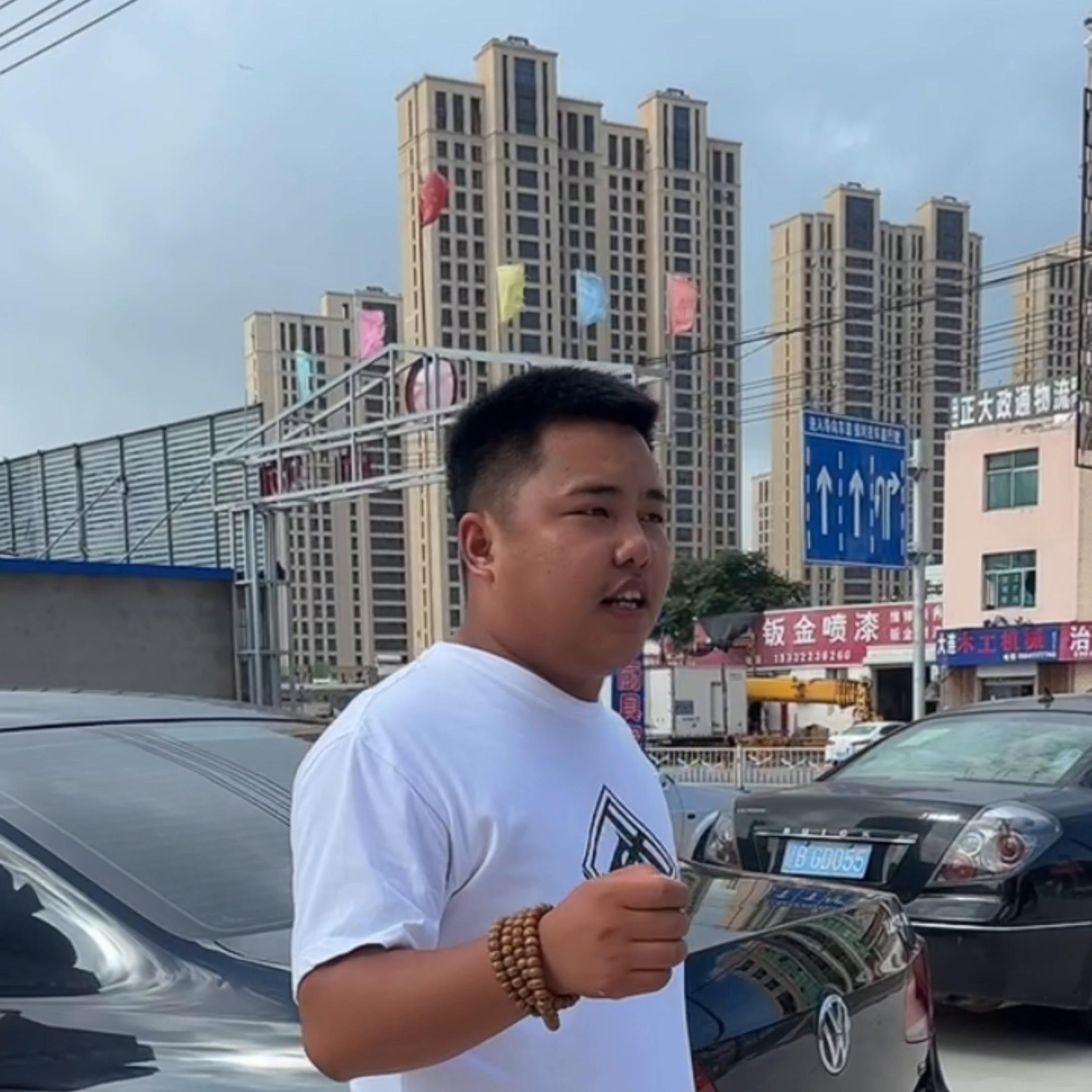 14年大众迈腾2.0t自动尊贵版配置,16年大众迈腾1.8t高配一键启动