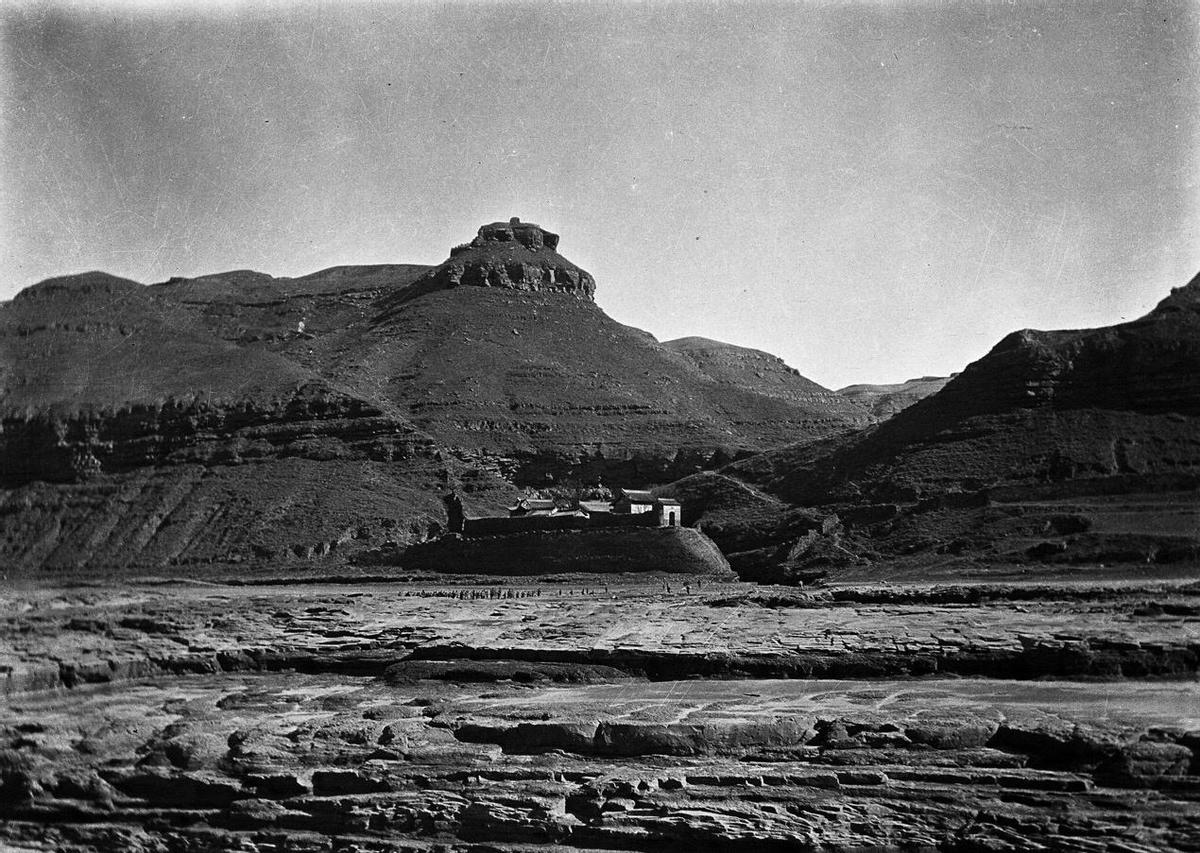 高清老照片：旗人格格大腿岔开豪放洗衣，地主三妻四妾不输女明星