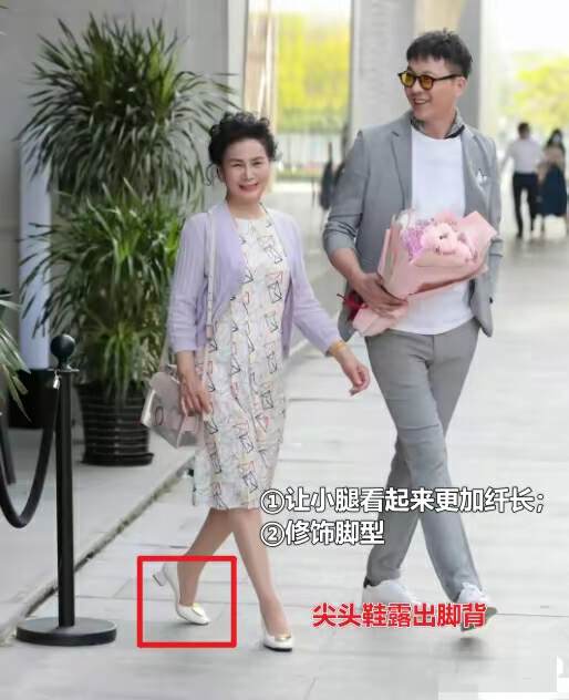 女人过了四十岁别总穿一身黑,女人过了40岁就别穿的太老气了