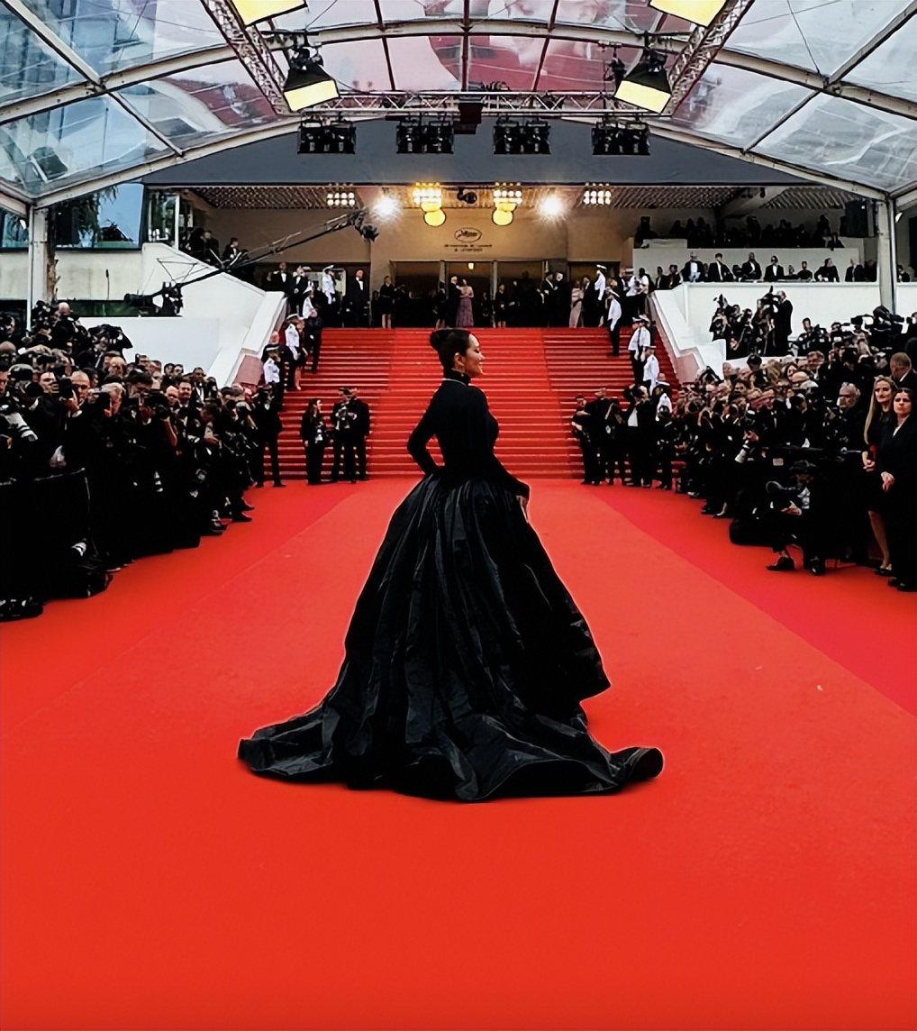 戛纳红毯摔倒的女星,戛纳走红毯摔倒