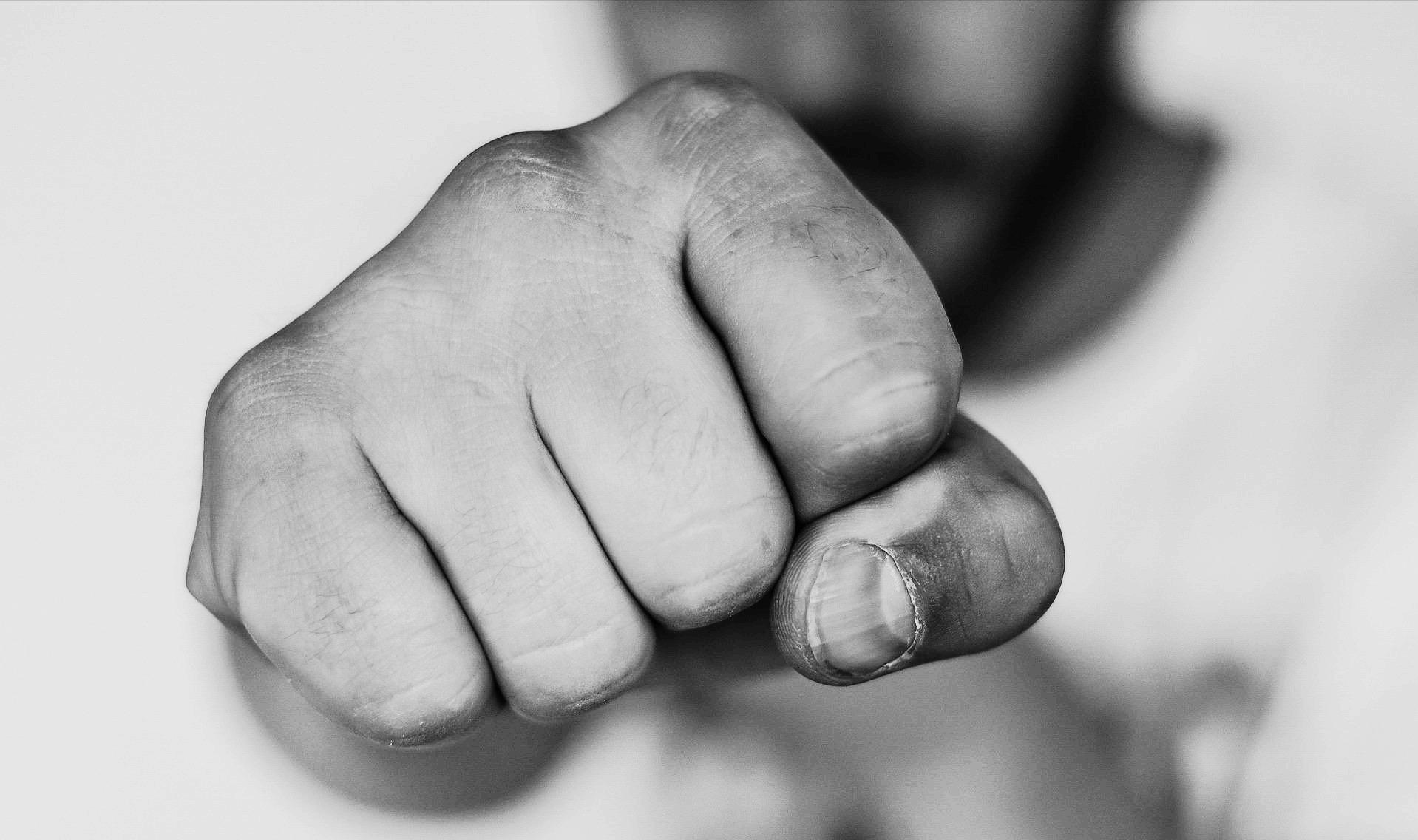 总是控制不住自己的情绪爱发脾气,控制不住情绪的男人是什么心理