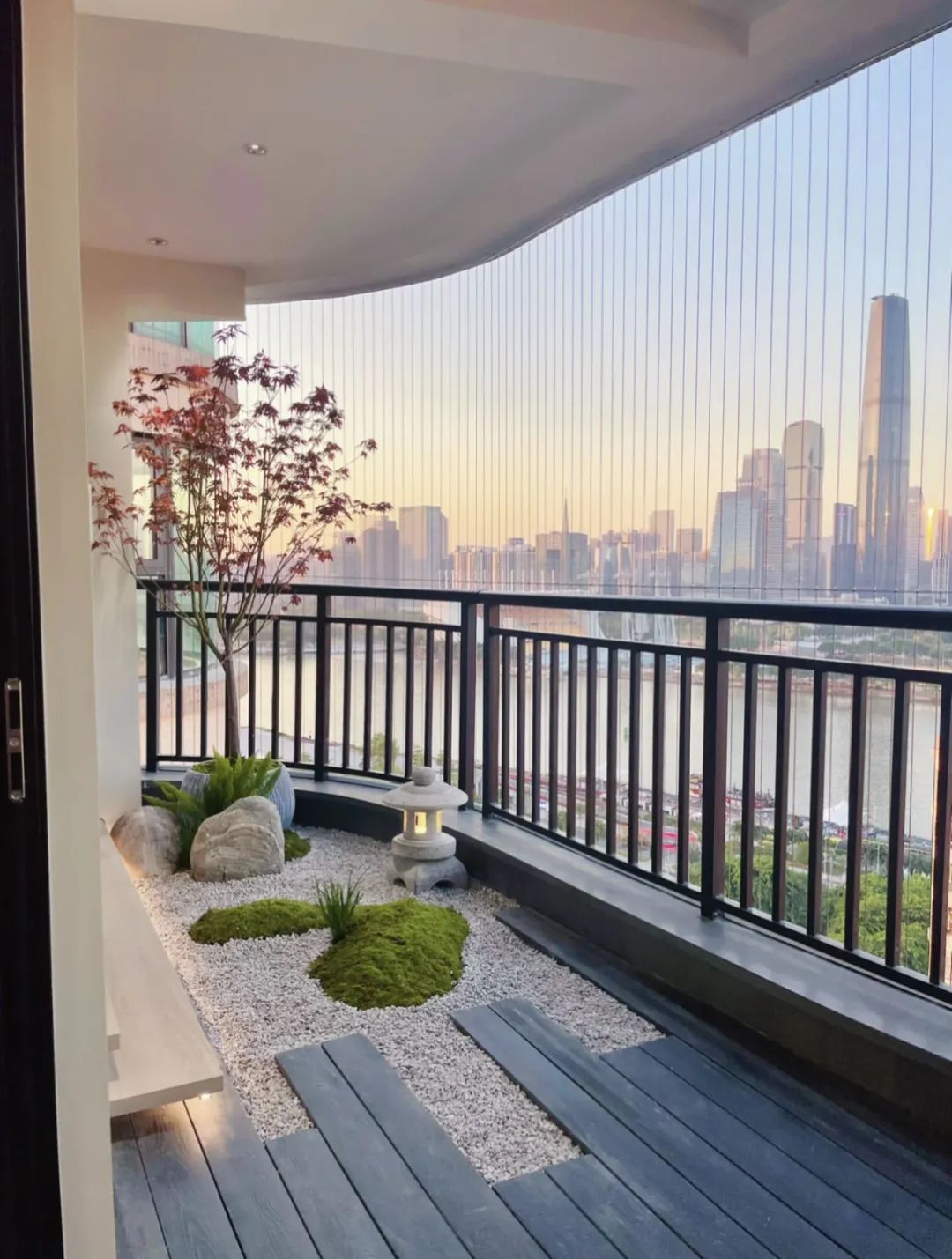 阳台砖与防腐木结合,阳台花园铺砖还是防腐木好