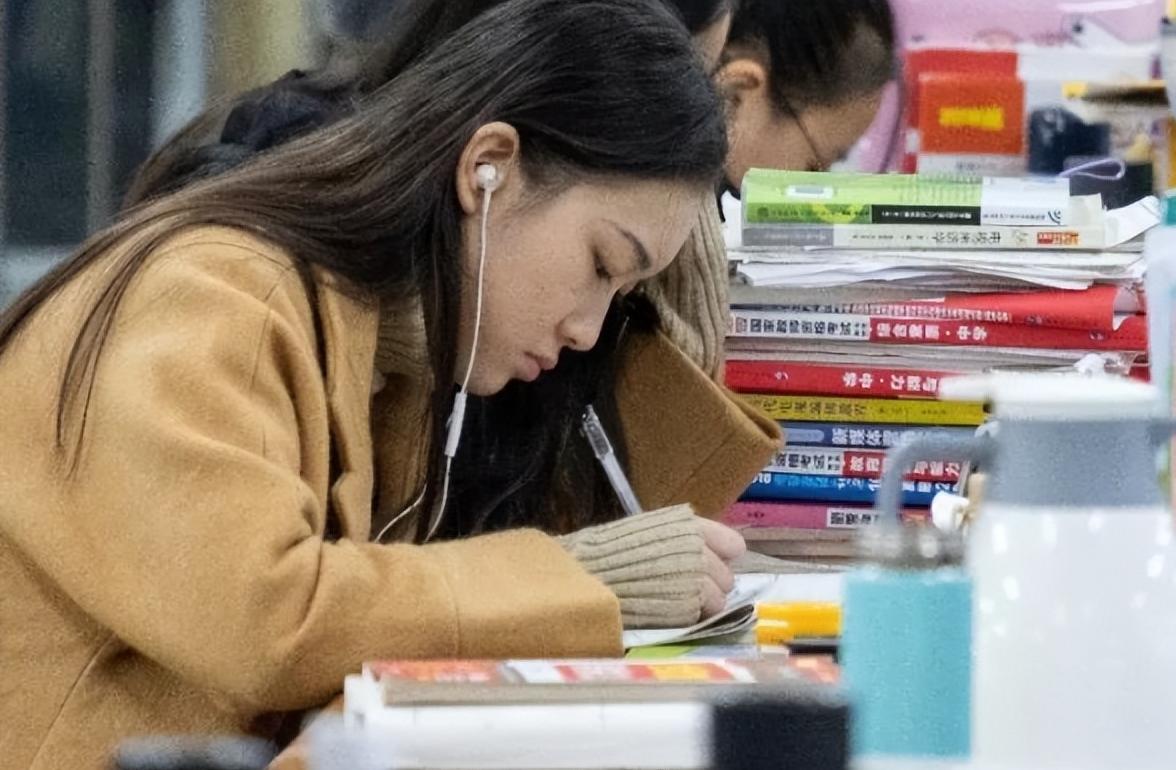 大学生后悔报考的专业，医学和师范出炉，榜首学生自嘲脑子进水