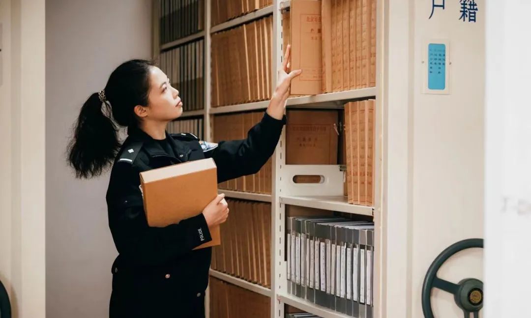 暖心警花在户籍窗口绽放,警营里的最美警花