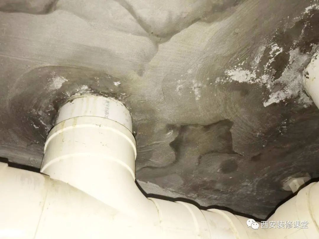 装修好的卫生间漏水怎么补救,楼下装修砸墙造成楼上卫生间漏水