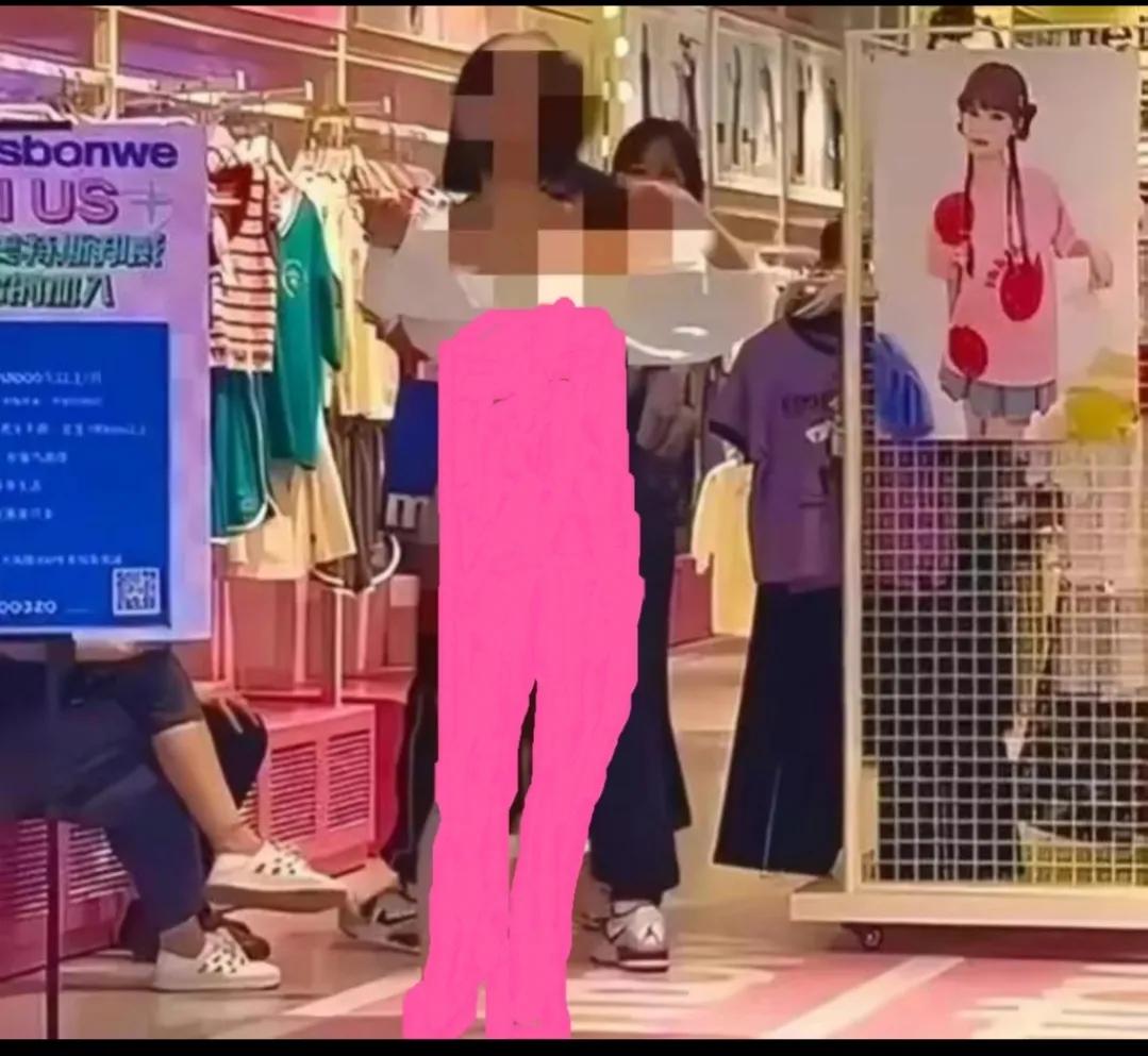 长沙女子坦诚相见街上行走，只因：男友买的不穿！更多毁三观爆料