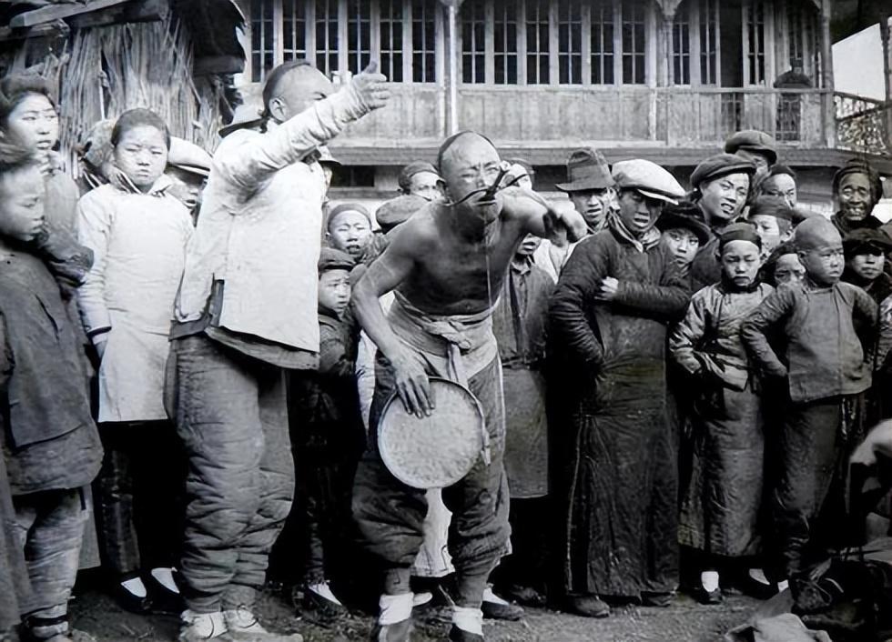 集中营惨状:30张老照片揭示妇女衣不遮体的悲惨命运!