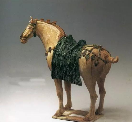 三彩釉陶雕塑,唐代三彩俑具有什么艺术特点