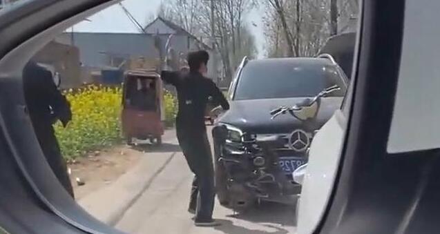 大妈砸车，对奔驰车后视镜的”下死手