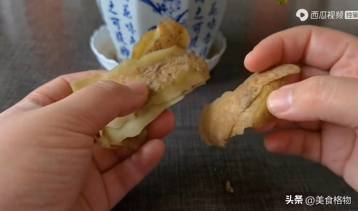 花盆里撒一把什么花都好养,花盆里埋一勺它养花一年不用施肥