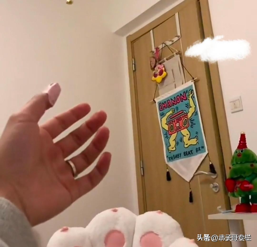 男子给女友送礼物女友直接扔掉,广东男子给女友送饼干