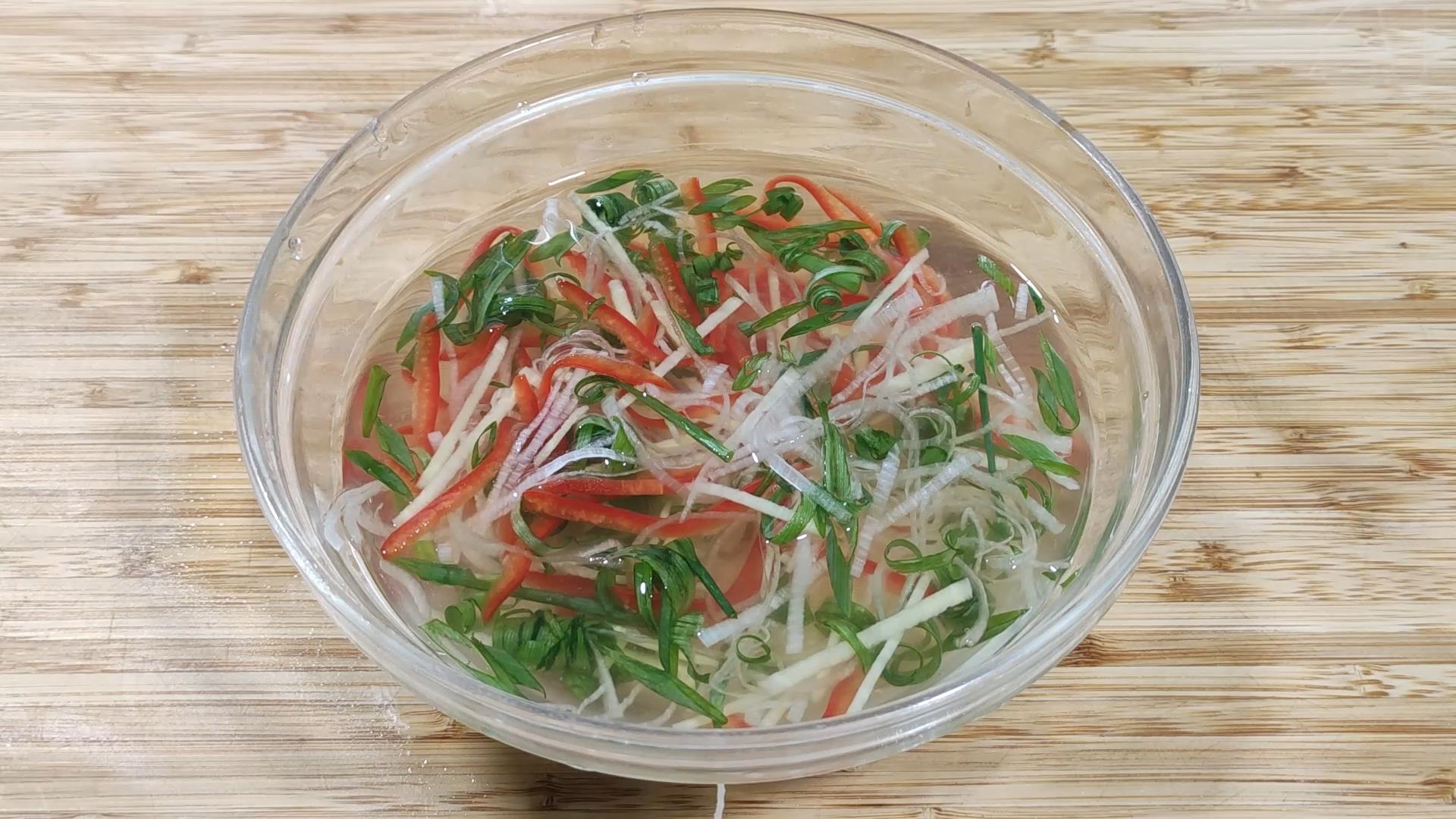 清蒸鲈鱼之前需如何处理一下,清蒸鲈鱼好吃的秘诀