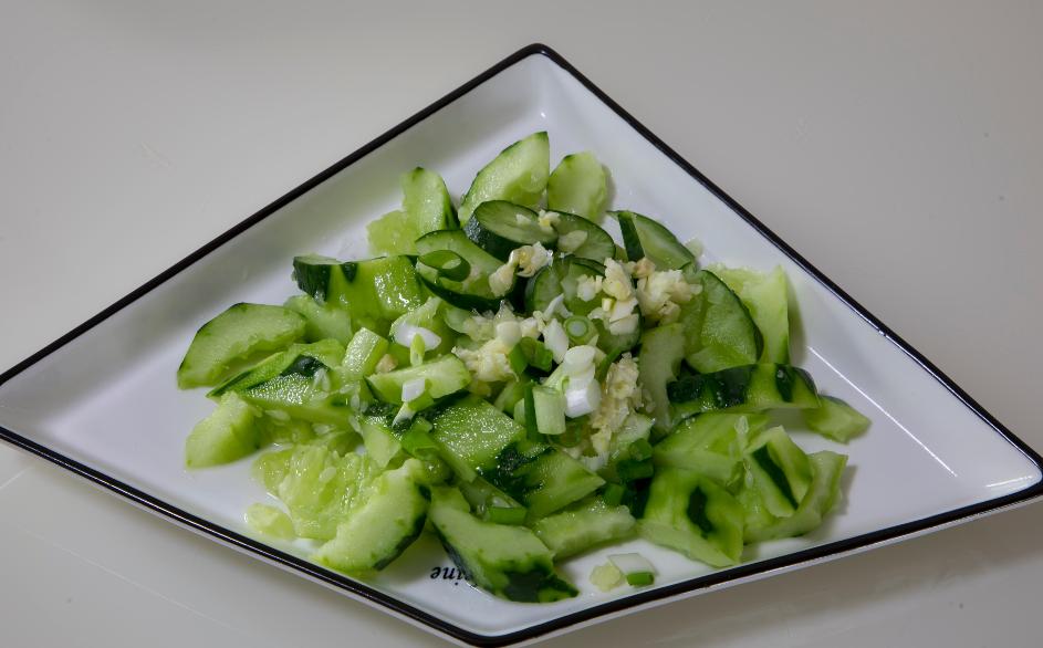 餐馆拍黄瓜被罚5千到底冤不冤,到底冤不冤餐馆拍黄瓜被罚5000元