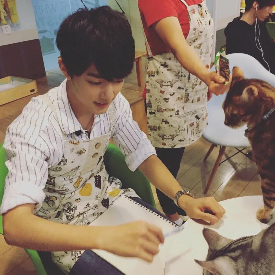 肖战微博上发自己的照片,肖战曾经的微博照片