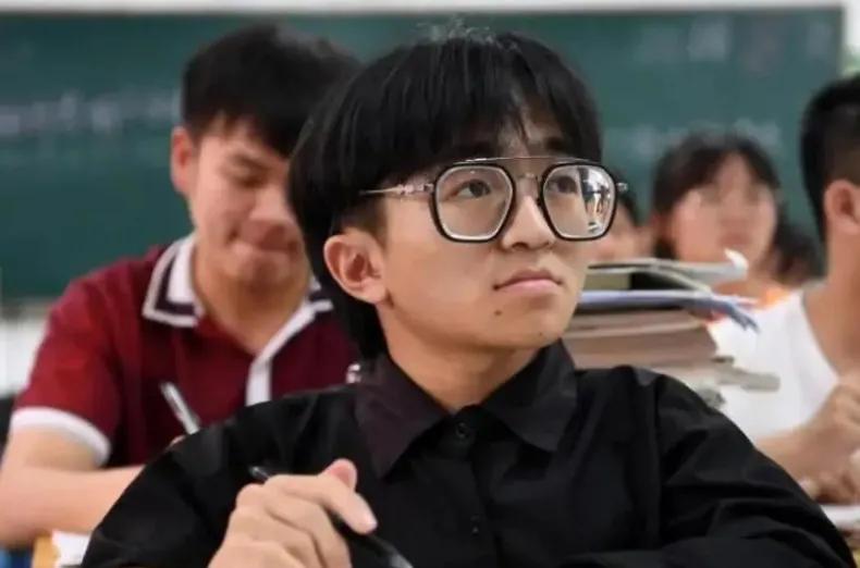 扭扭车少年高考成绩,扭扭车男孩高考成绩