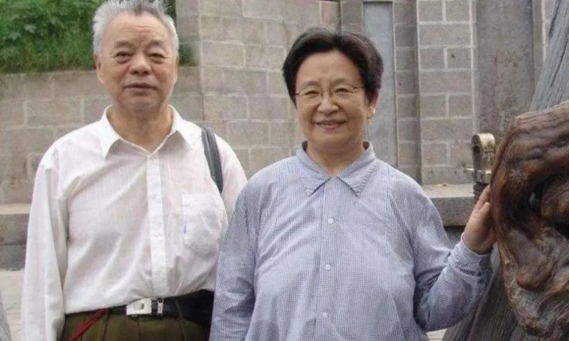 毛主席女婿去世，李讷悲伤痛哭说出一句话，令现场众人潸然泪下