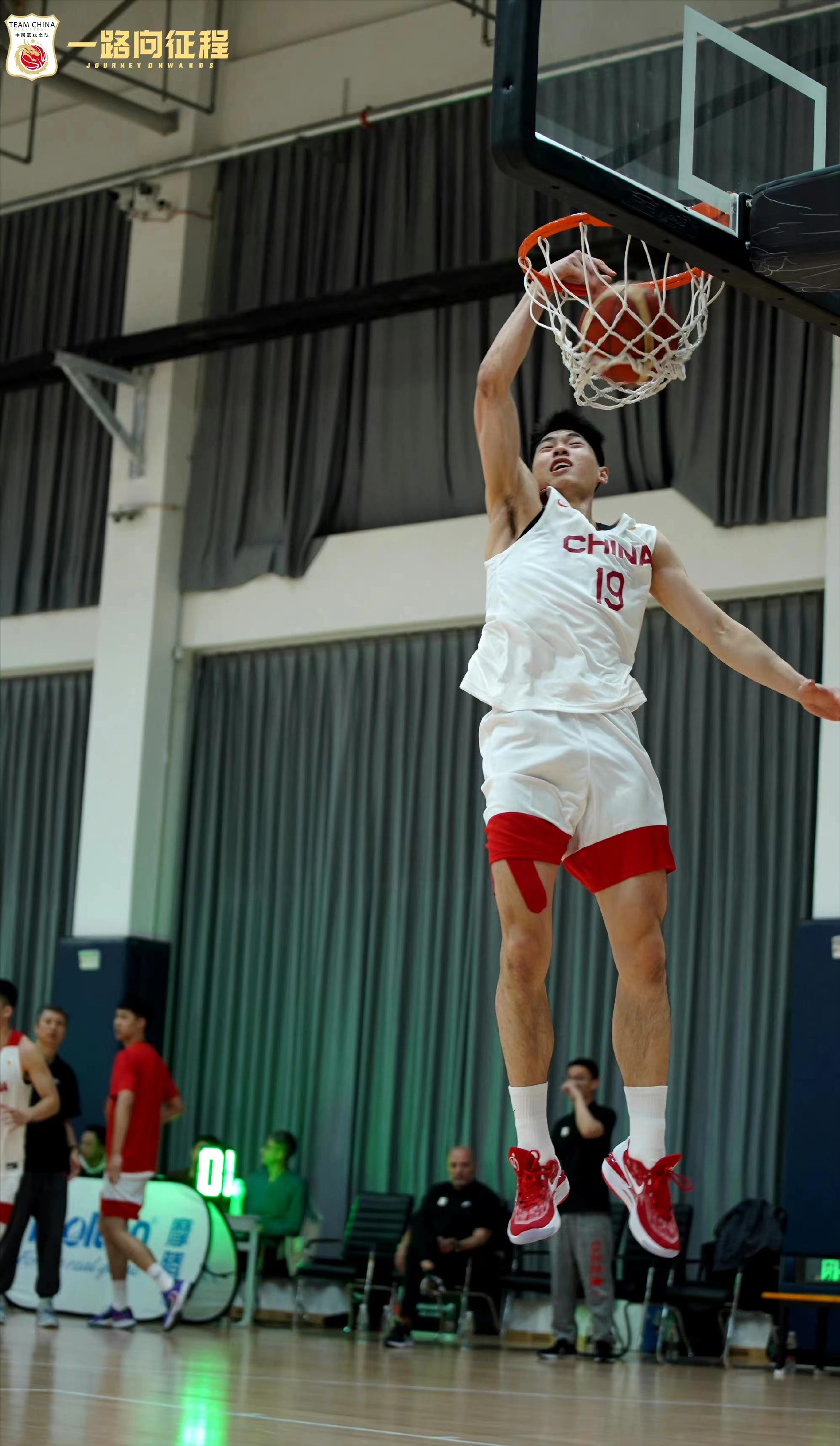 两战19+5+4+4！19岁超新星攻守兼备，坐稳国家队首发，获乔帅欣赏