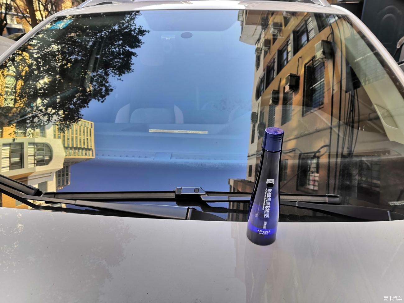 用玻璃清洁剂去除油膜,使用油膜清洗后玻璃雾蒙蒙