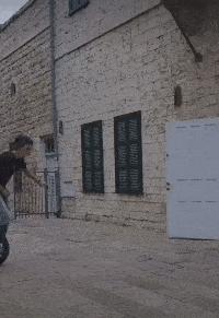 搞笑一刻：美女这波操作我还没见过，难道这样上车有什么说法？