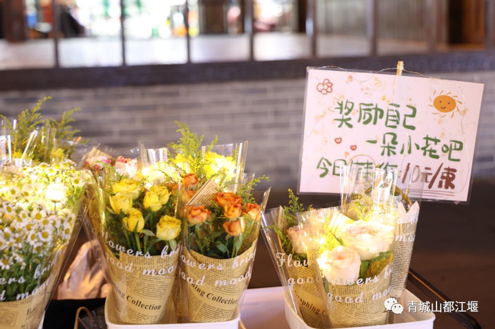 初秋城市漫游指南！都江堰8大爆款夜游地全在这里，吹河风尝美食get暴走两万步的畅快~