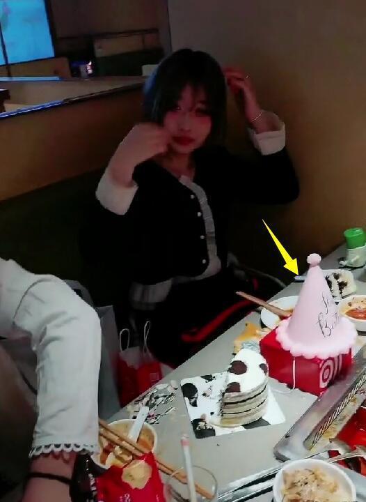 “八碗二哥不雅视频”风波酝酿，家庭地位回升，女儿三人个个都美