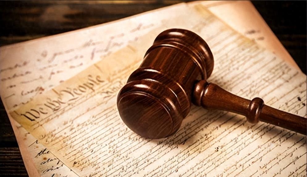 小伙偷拍50岁大妈后续,小伙偷手机被大妈发现并训斥