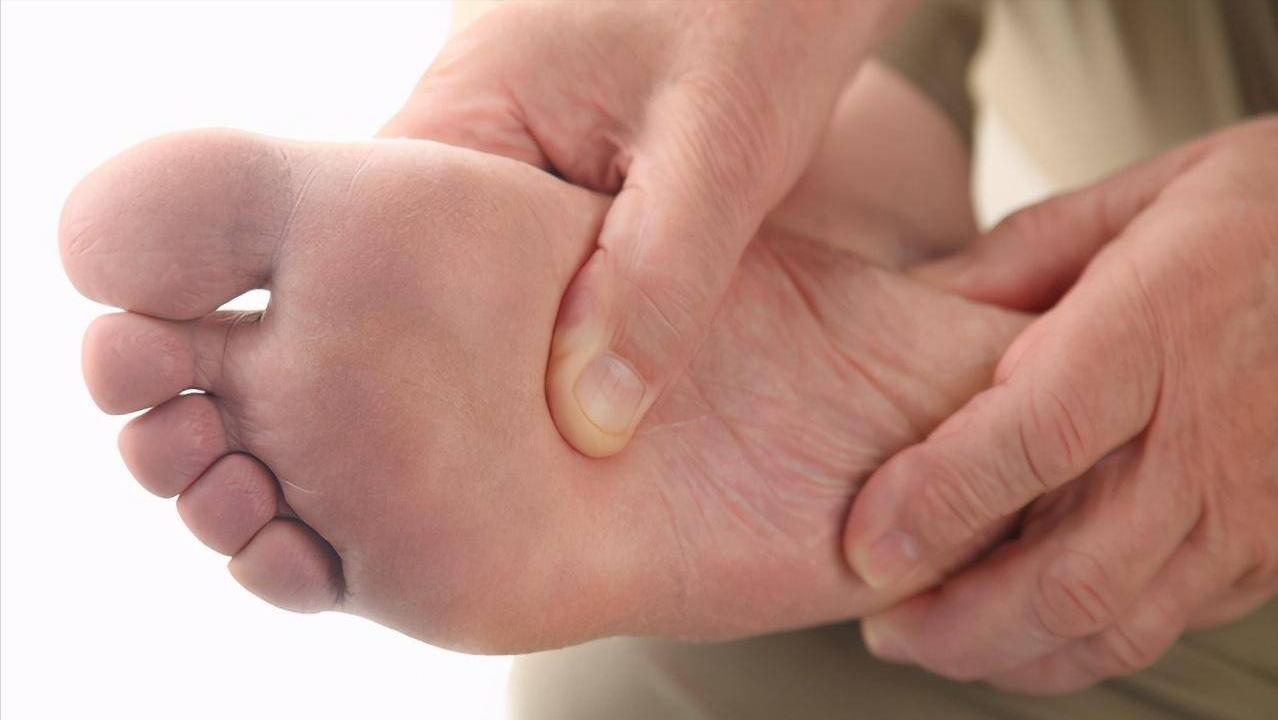 脚底板爱发烫是什么原因,脚底板生茧很疼怎么回事