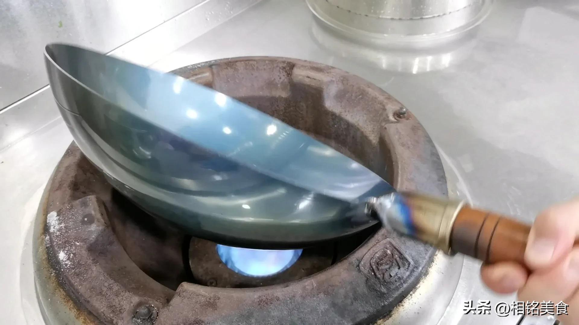 新铁锅怎样开锅小妙招视频,不粘锅的铁锅最佳开锅方法