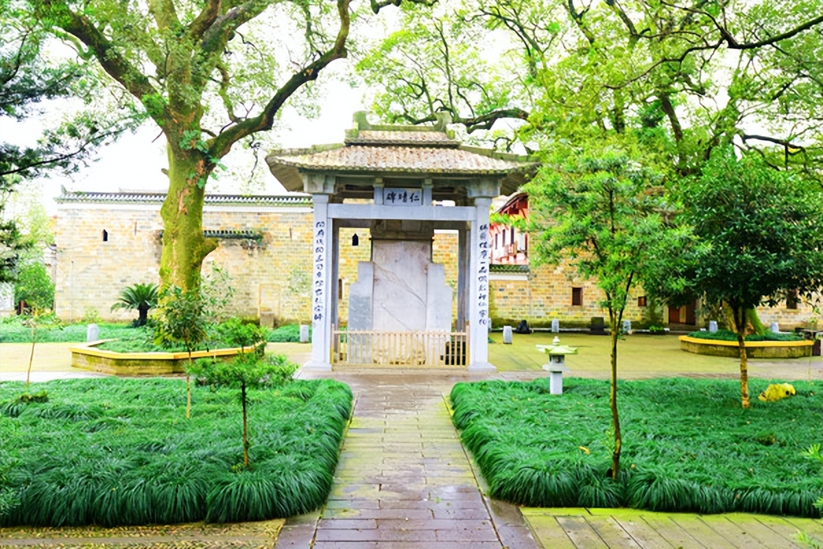 问道龙虎山，观“天下三绝”，“道教第一山”碧水丹霞入画来