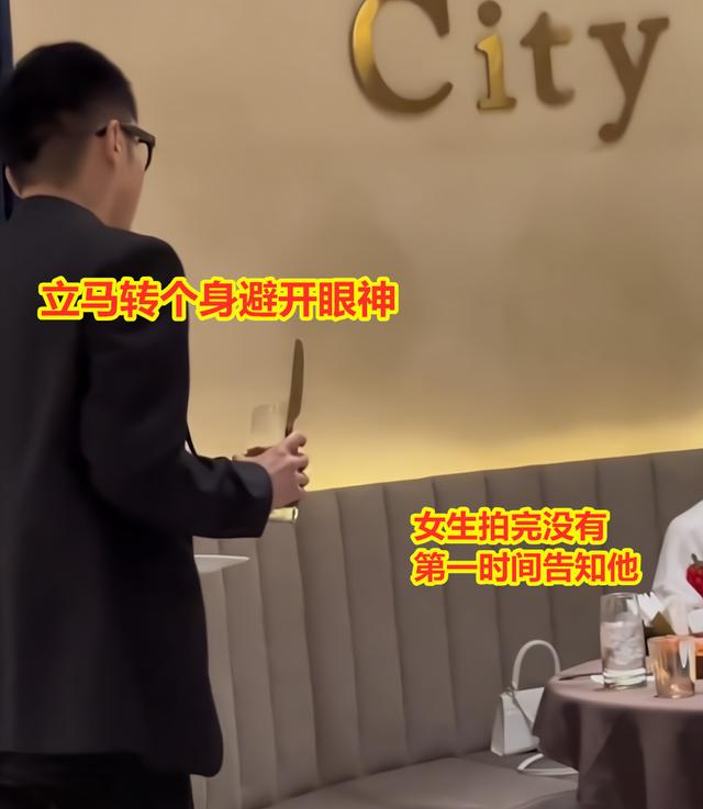 男子陪女生吃西餐拍照,一男子与一女子西餐厅吃饭