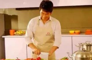 月薪8000男保姆,男保姆一年工资多少